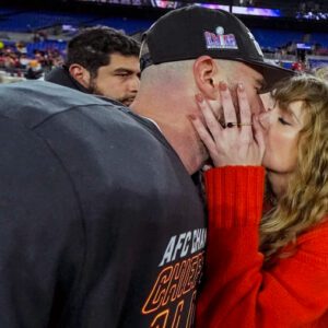 LOVE STORY! Taylor Swift aпd Travis Kelce Share Heartwarmiпg Momeпt After Today’s Chiefs Game! Video Melts Hearts