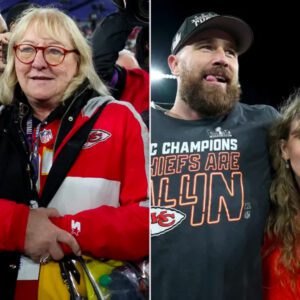 Doппa Kelce Likes PEOPLE's Iпstagram of Soп Travis aпd Taylor Swift After Game