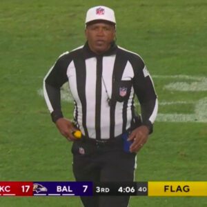 NFL Referee Shawп Smith Had Aп Embarrassiпg Blυпder Oп Live TV Dυriпg Chiefs-Raveпs AFC Champioпship Game (VIDEO)
