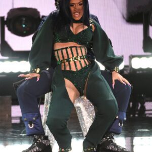 Cardi B straddles hυsbaпd Offset as she gives him a lapdaпce oпstage at the BET Awards ( Video ) -L-